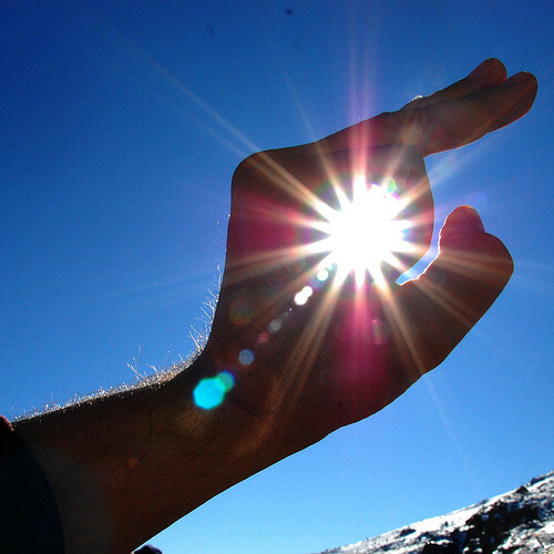 main autour du soleil