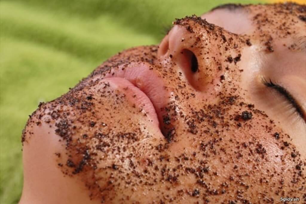 Gommage au café et au sucre pour la peau sèche.