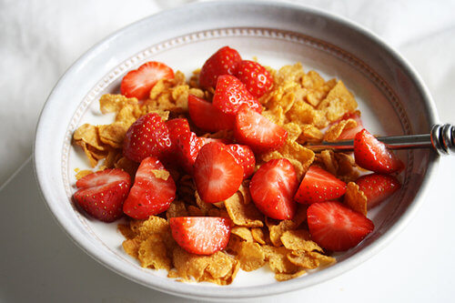 Céréales et fraises pour votre petit-déjeuner.
