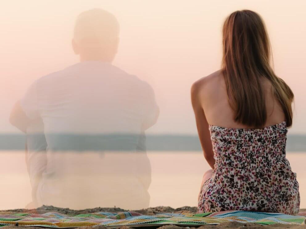 femme qui attend son partenaire malgré la distance