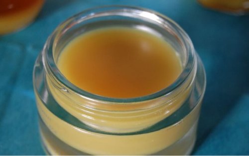 démaquillant à la cire d'abeille et à l'huile d'amande