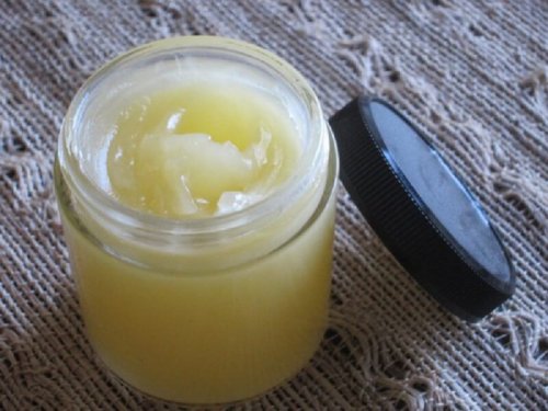 Crème démaquillante à la vaseline et à la vitamine E.
