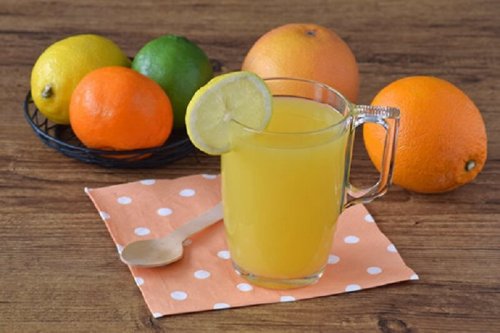 Le jus d'agrumes concentre de grandes quantités de vitamines.