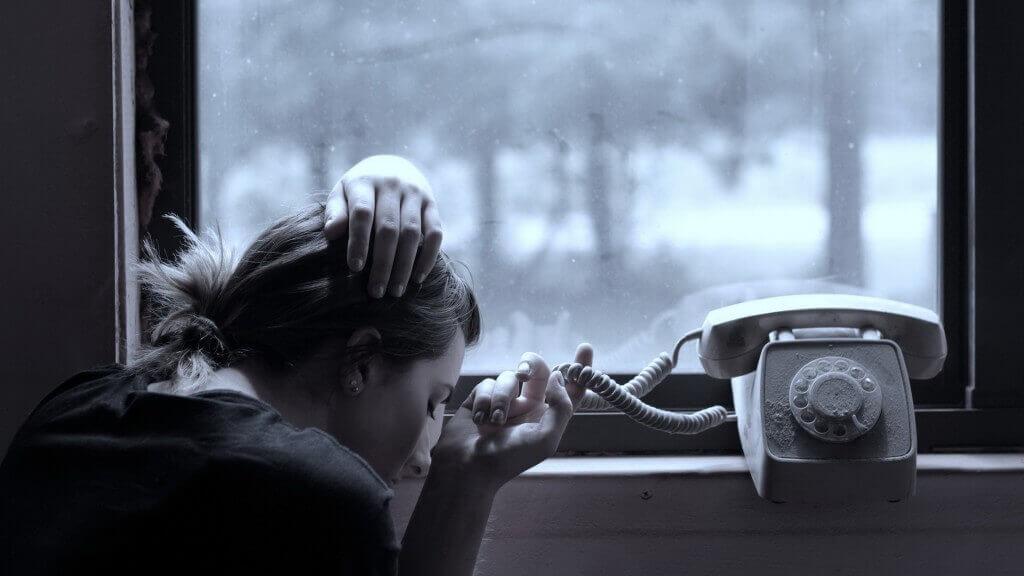 une femme dans l'attente de son partenaire absent