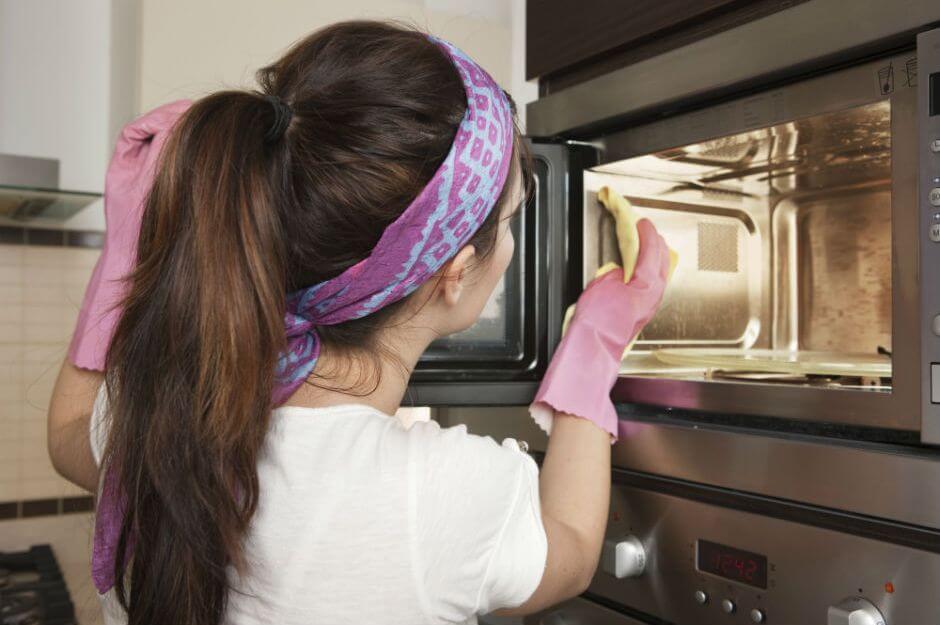 Laver le micro-ondes pour éviter les mauvaises odeurs de la cuisine