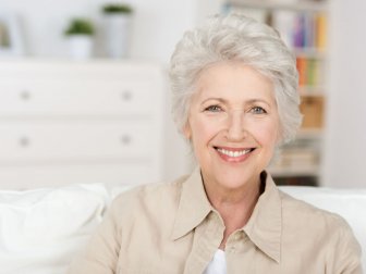 Les cheveux gris : esthétique et maturité