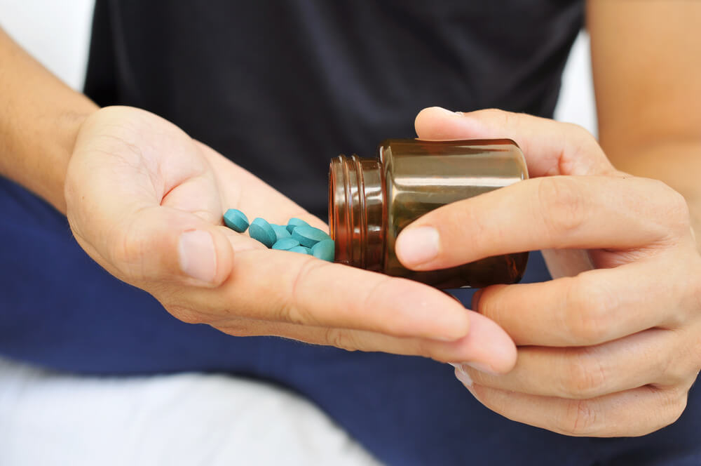 Prendre des médicaments à jeun.