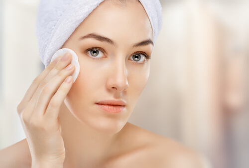 Vous utilisez trop de produits en nettoyant votre visage.