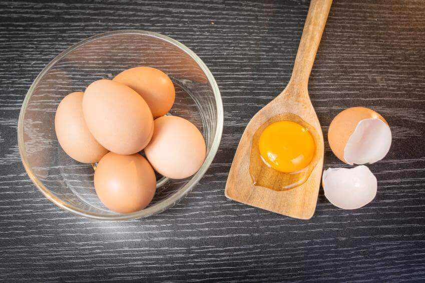 Oeufs pour une désintoxication des cheveux.