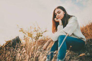 Peut-on surmonter la tristesse avec de la nourriture et des remèdes naturels ?