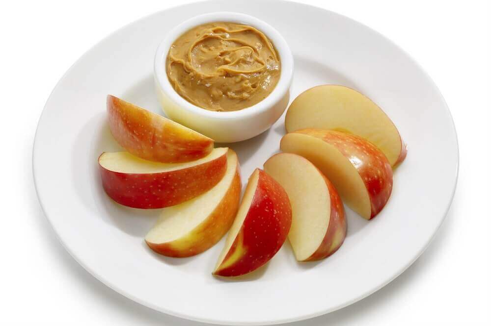 Encas de pomme et beurre de cacahuètes.