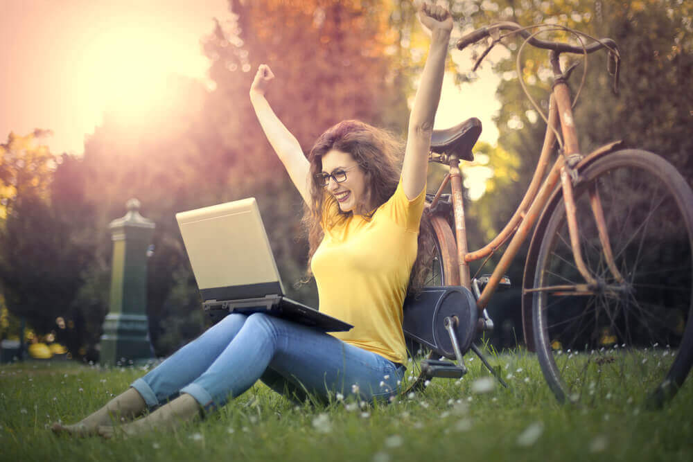 femme heureuse devant son ordinateur pour améliorer la mémoire à court terme