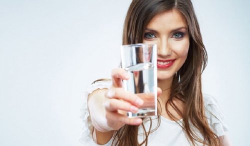 jus dépuratif et eau pour nettoyer les intestins