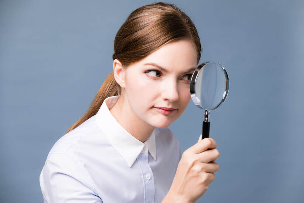 femme avec une loupe