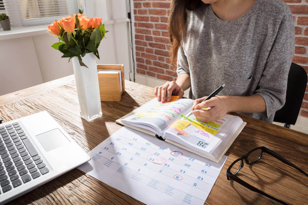 femme qui gère son agenda