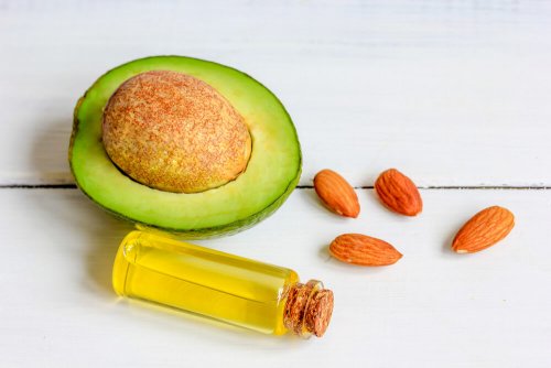 Un demi avocat et un mini flacon d'huile d'amandes contre les cernes