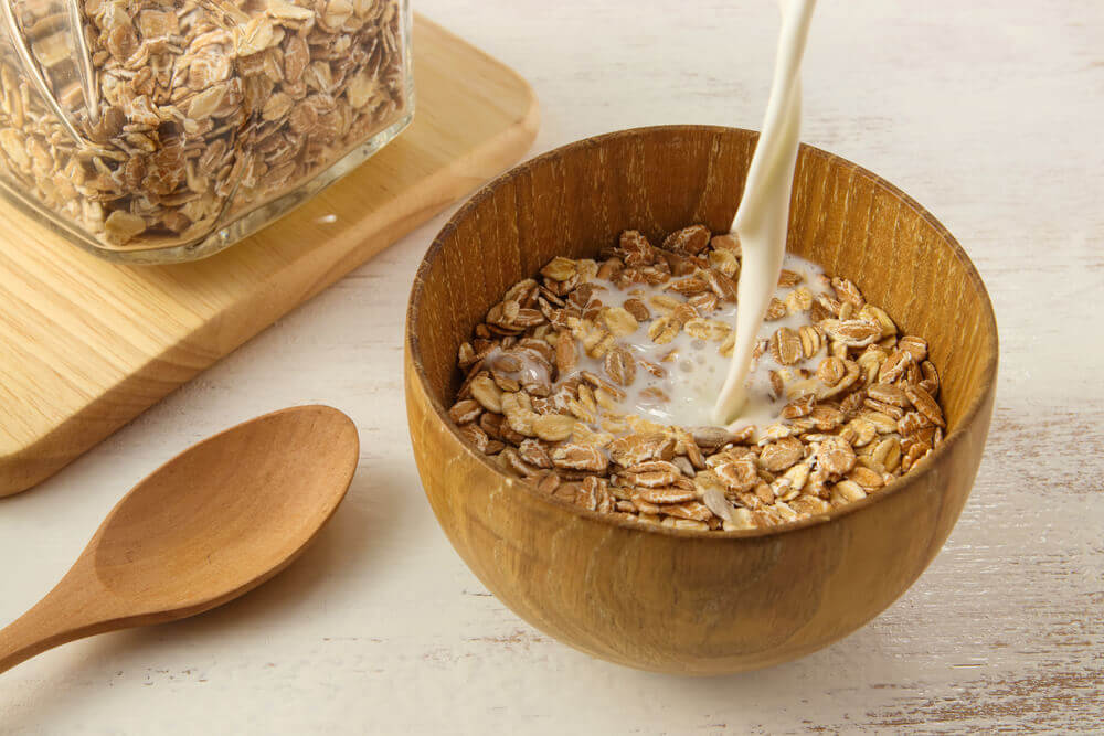 bol de flocons d'avoine et de lait
