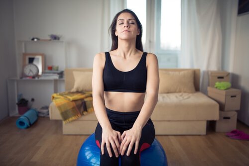 Femme pratiquant la respiration 