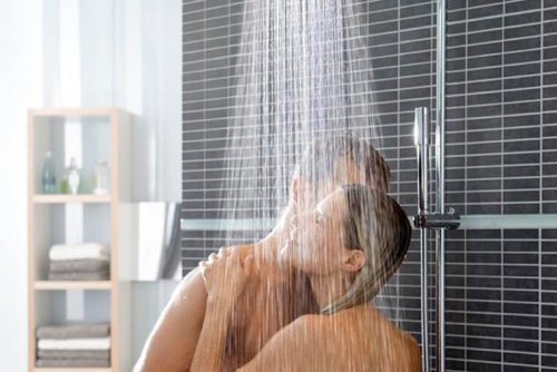 Couple sous la douche