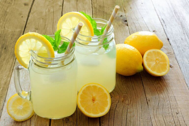 remèdes laxatifs sans effets secondaires : eau citronnée