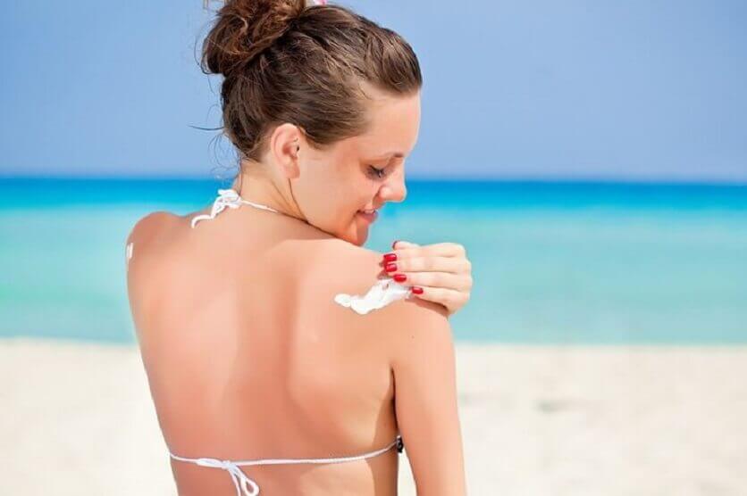 prendre de la crème solaire à la plage