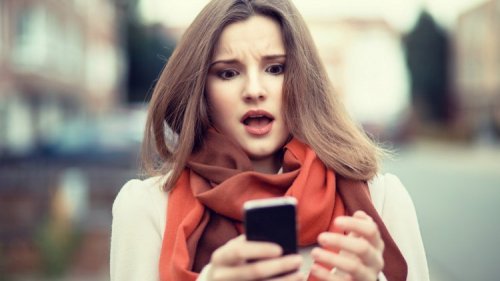 Femme qui regarde son portable