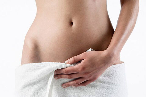 Femme en serviette de bain