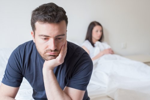Homme qui semble triste assis sur le lit