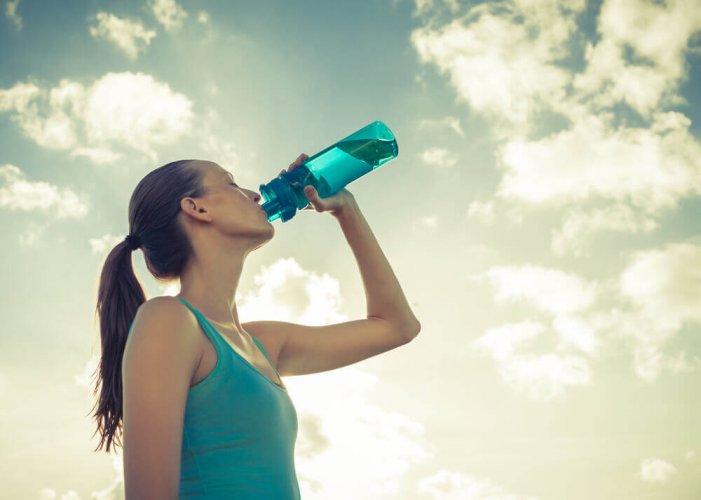 boire de l'eau permet de profiter de tous les bienfaits de la marche à pied.