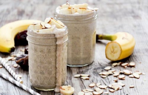 jus d'amandes, de banane et d'eau de coco pour combattre le stress naturellement.