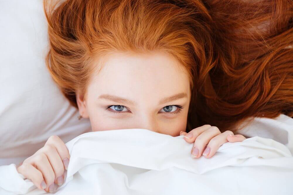 femme cachant son visage sous un drap