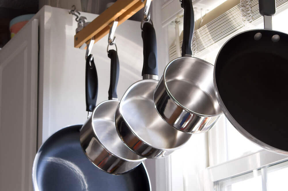 utilisations du café dans votre maison : nettoyer les casseroles