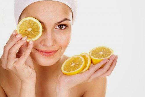 Rondelles d'orange sur les yeux