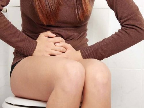 la réduction de l'urine et la rétention de liquides