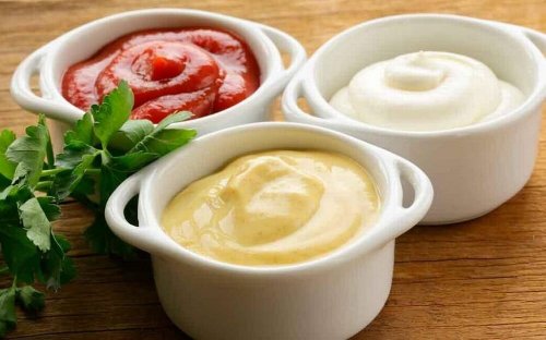 Trois pot avec une sauce différente