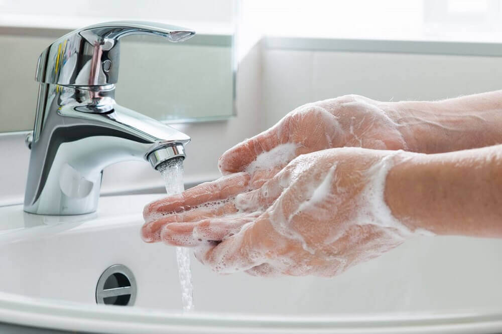 Se laver les mains contre la grippe.