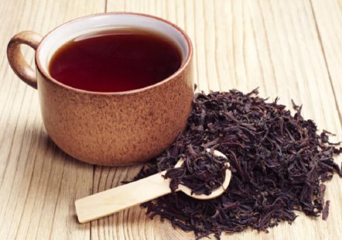 Tasse de thé noir contre l'infection des paupières.