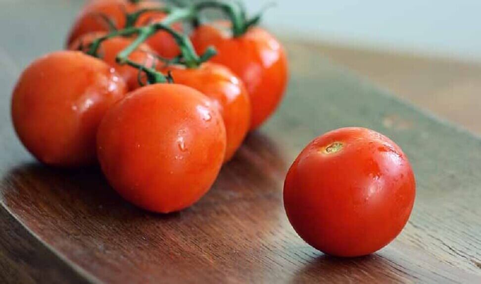 La tomate aide également à aller à la selle.