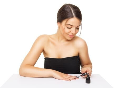 femme faisant sa manucure