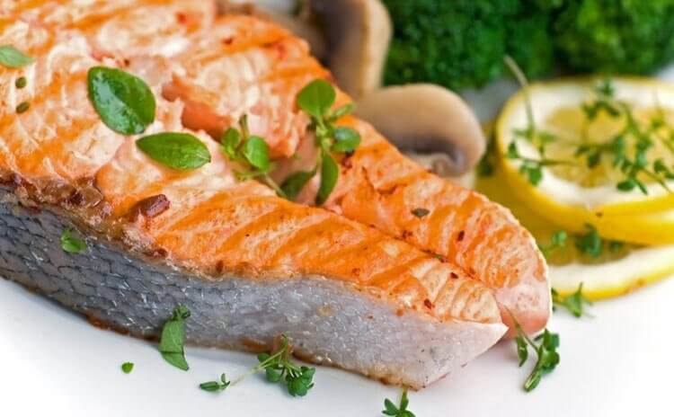 Salmon fillets with lemon: healthy and quick dinners