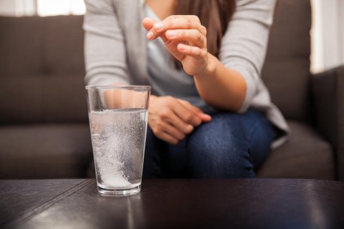 Un antiacide dans un verre d'eau