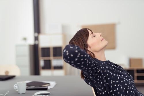3 remèdes naturels mieux dormir une femme fatiguée au bureau