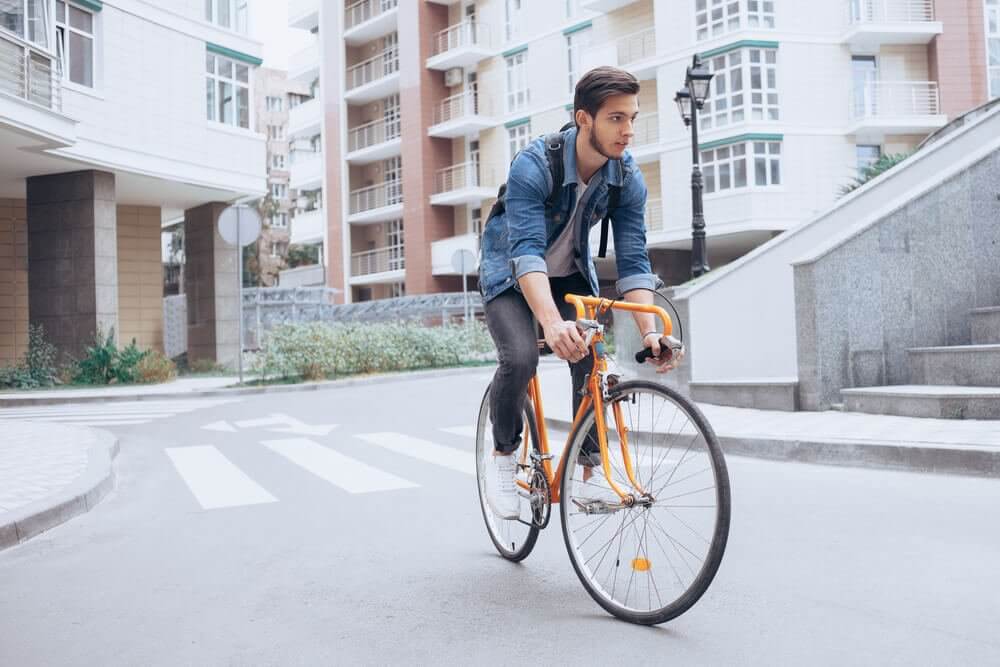 jeune homme sur son vélo