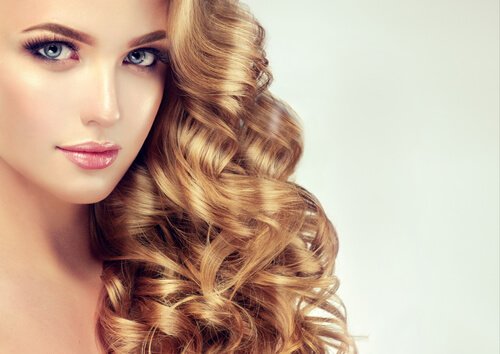 cheveux bouclés détournés