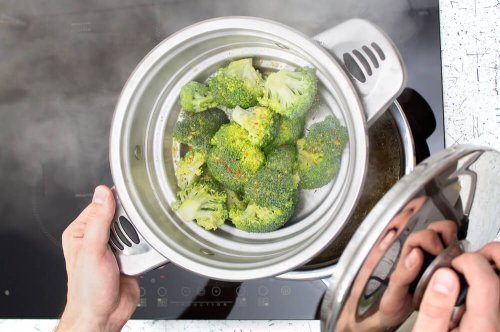 Des broccolis cuits à la vapeur
