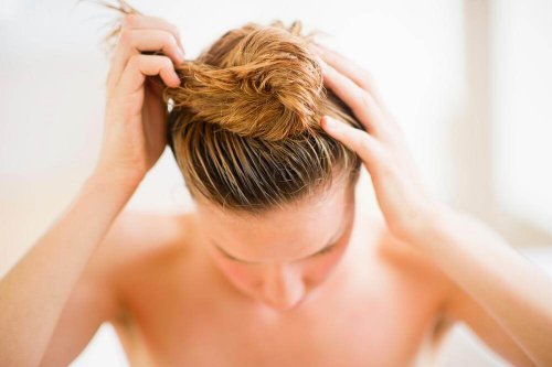 Attacher les cheveux humides affecte la santé des cheveux.