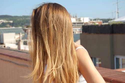 Le soleil affecte la santé des cheveux.