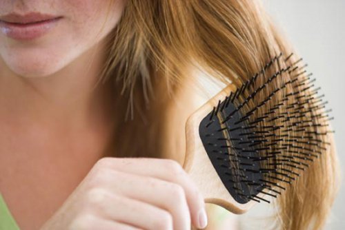 femme qui se brosse les cheveux