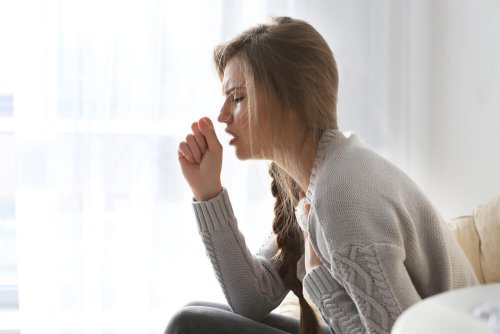 Une femme qui tousse