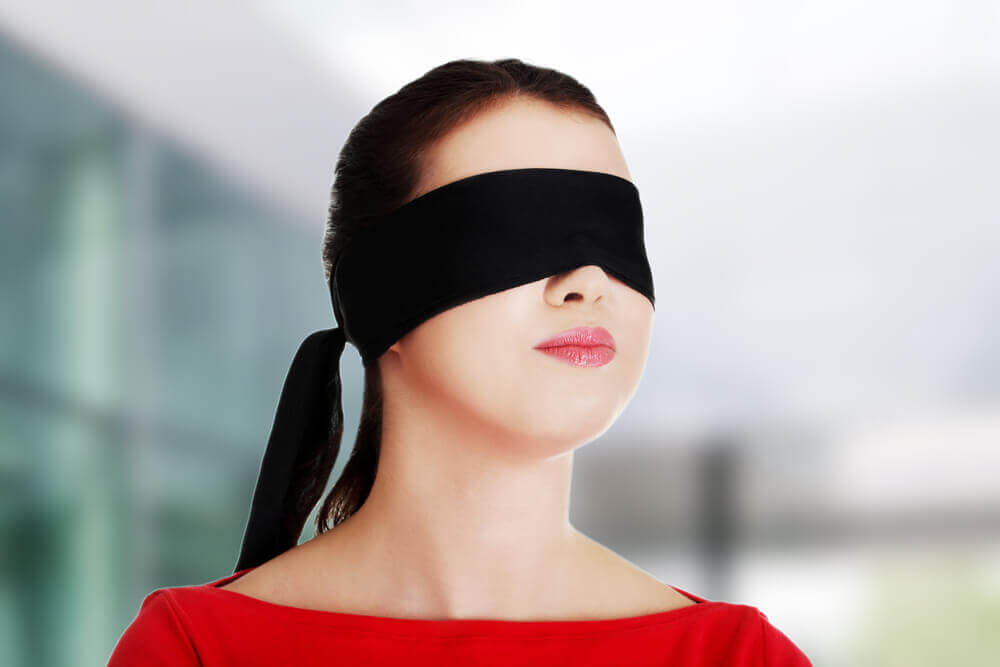 femme avec les yeux bandés